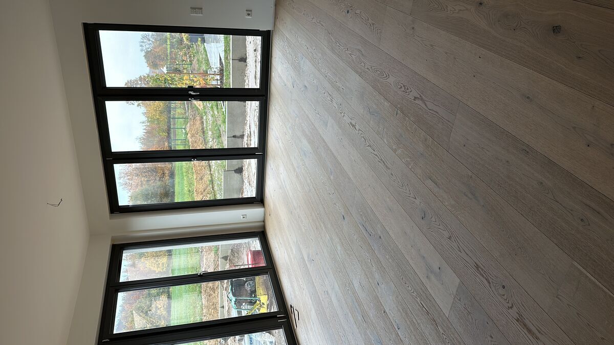 Wohnzimmer mit Fensterfront